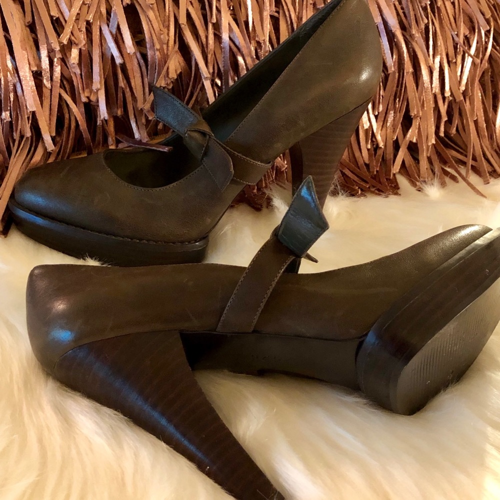 BCBG Paris (Vintage) Mary Jane Platform Pumps.